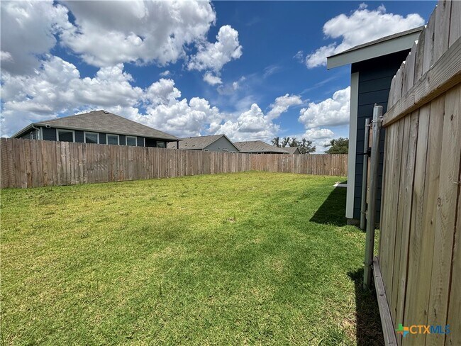 Building Photo - 321 Bertram Oaks Dr