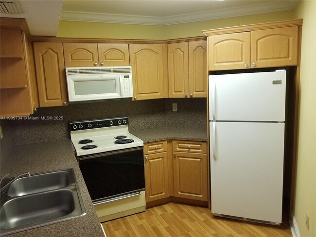 Building Photo - 9735 Fontainebleau Blvd