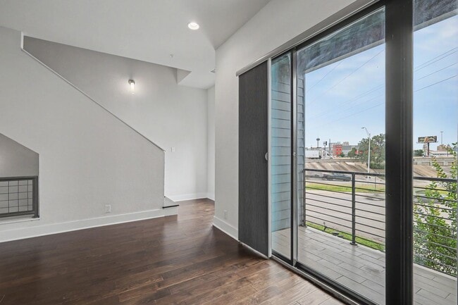 Building Photo - 4 Week Free Move-In Incentive! Modern Downtown SA Townhome | Rooftop Balcony, Private Garage & Al...