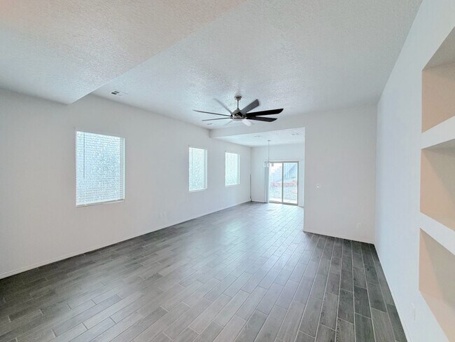 Building Photo - Beautiful 3 bed 2 bath home in Enchanted Hills area of Rio Rancho. Refrigerated Air! Near Hwy 550