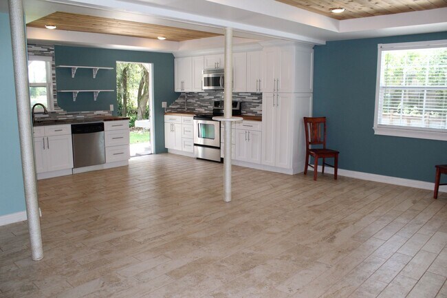 Building Photo - Beautiful 2 bedroom Lakefront Home