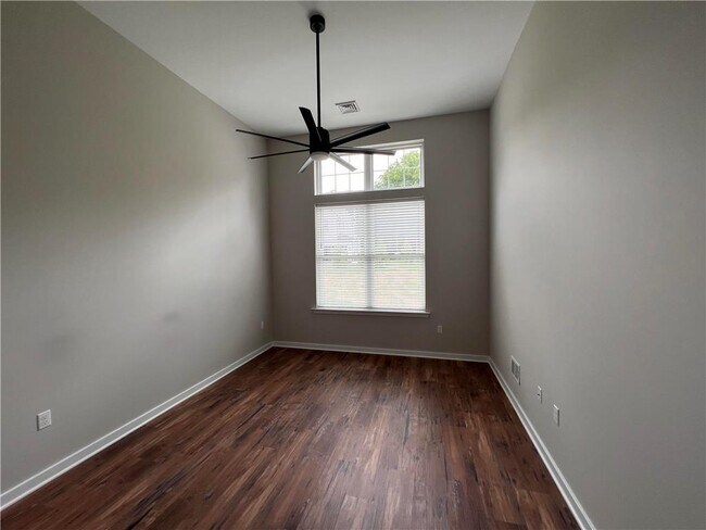 Building Photo - 5064 E Valley Rd