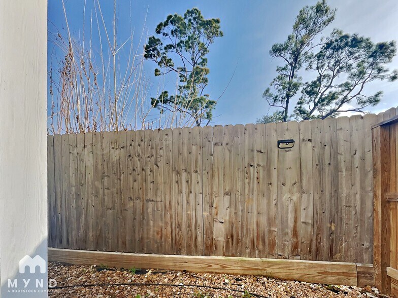 Building Photo - 2056 Johanna Dr