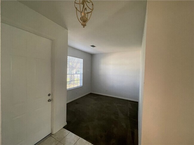 Building Photo - 865 10th Dr