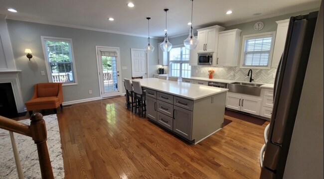 Building Photo - Charming 3-Bed Oasis with Hardwood Eleganc...