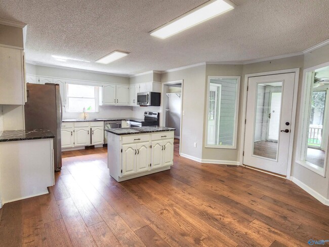 Building Photo - 1815 Shellbrook Dr NW