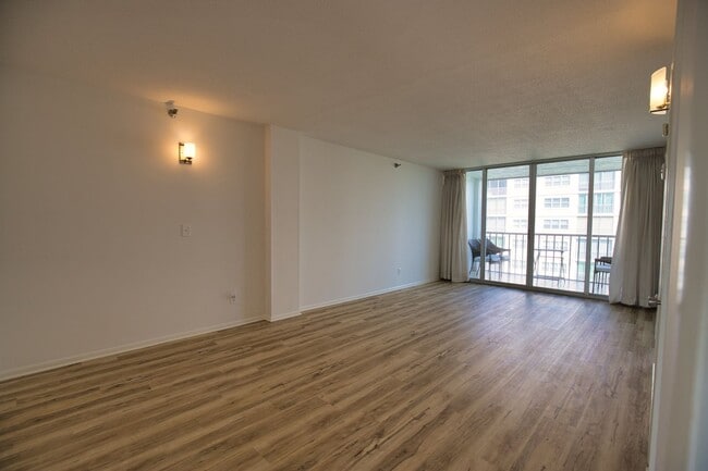 Building Photo - Annual Unfurnished Venice Island Condo – Costa Brava