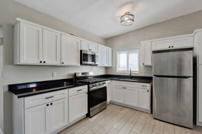 Building Photo - 2 bedroom, 1 bathroom single-story duplex