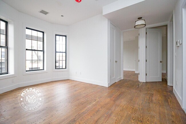 Building Photo - 852 Rogers Ave