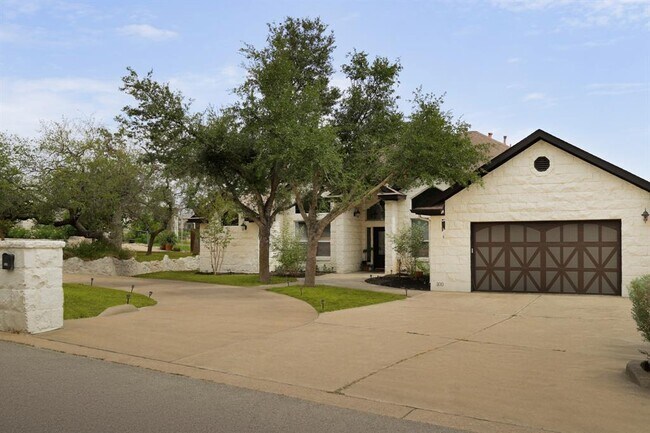 Building Photo - 300 Meadow Oaks Dr