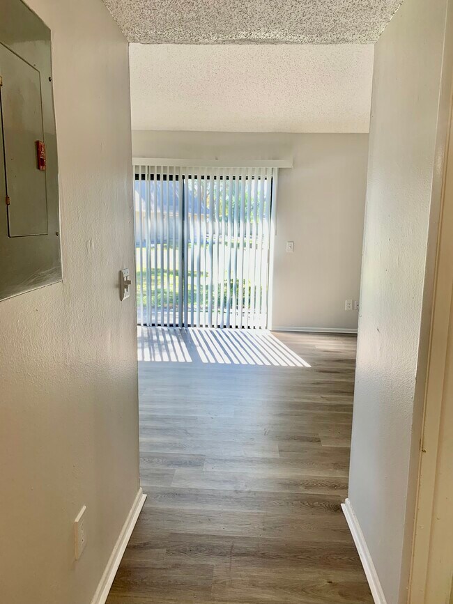 Building Photo - 2558 W Bird St