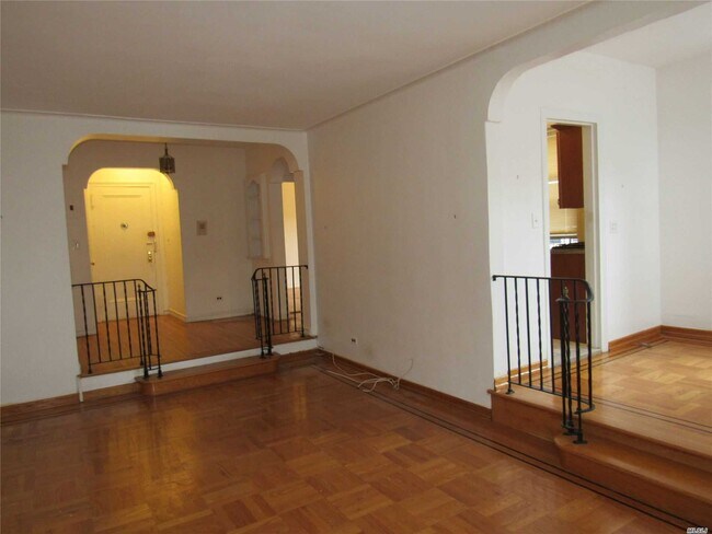 Building Photo - 111-45 76th Dr