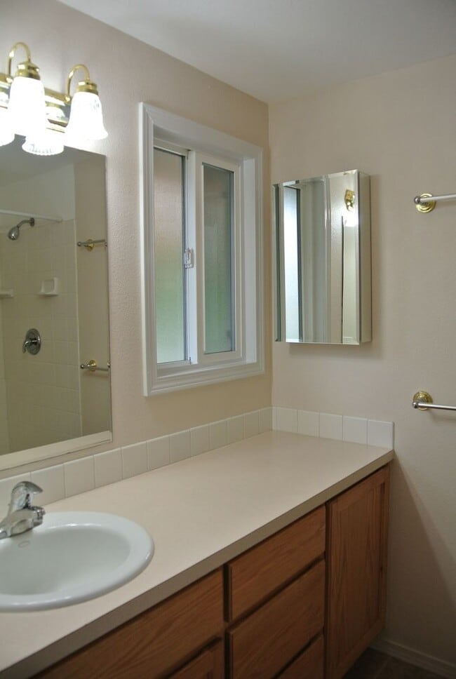 Building Photo - Spacious 4 bedroom 2 bath Home in North Al...