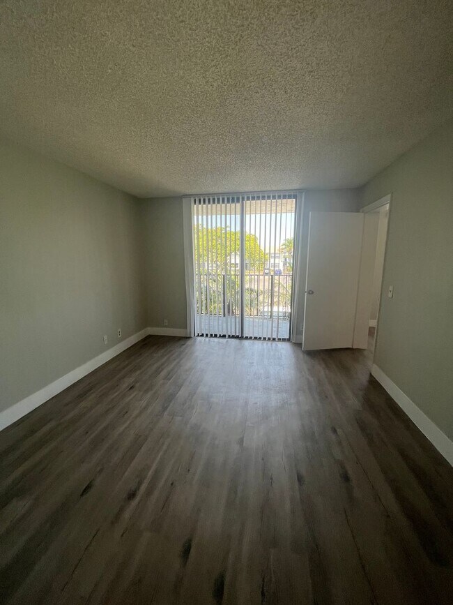 Building Photo - ONE BEDROOM ONE BATHROOM ! WITH W/D!!