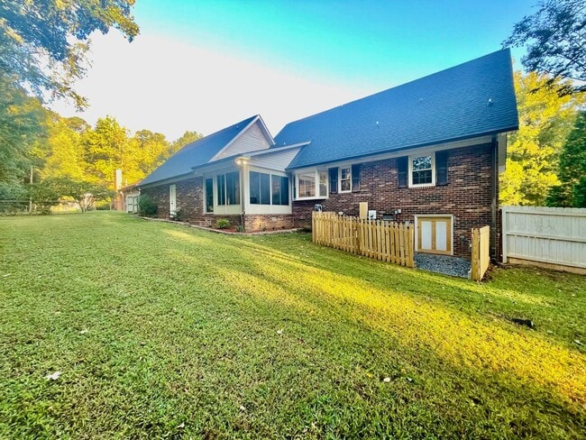 Building Photo - Welcome to this stunning 3-bedroom, 2.5-ba...