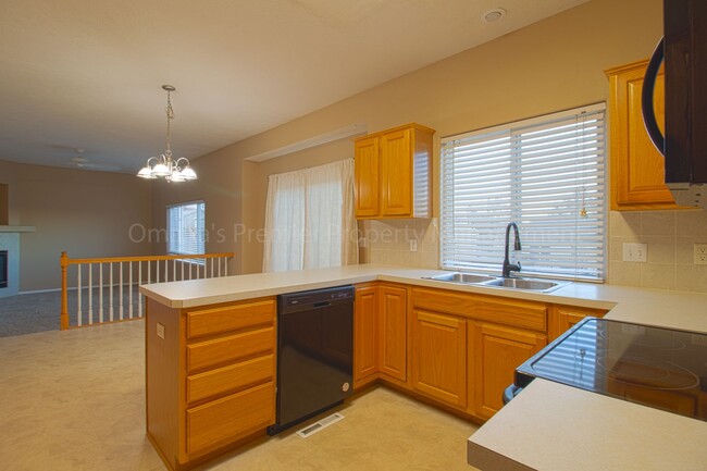 Building Photo - $1,022.50 Off Deposit! Pet Friendly, Spaci...