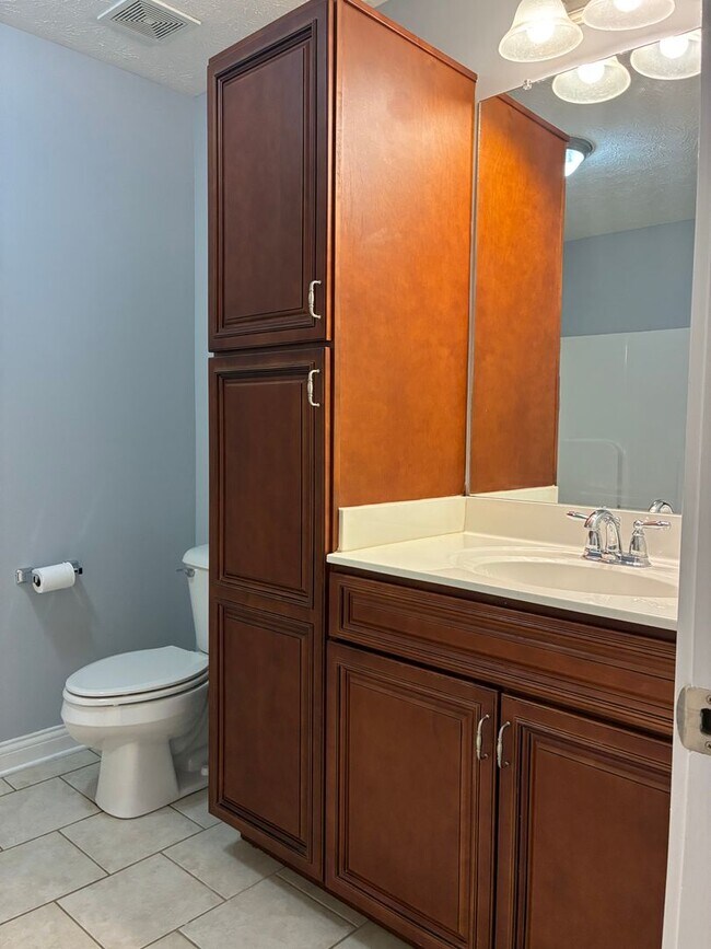 Building Photo - 137 Twin Lakes Dr