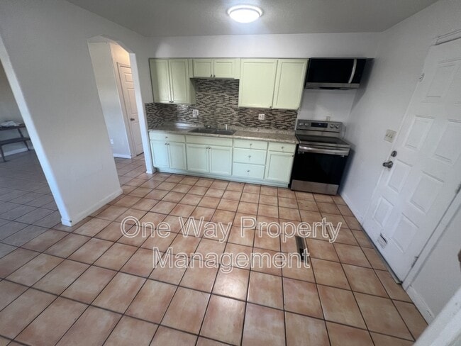 Building Photo - 1114 Longview Dr