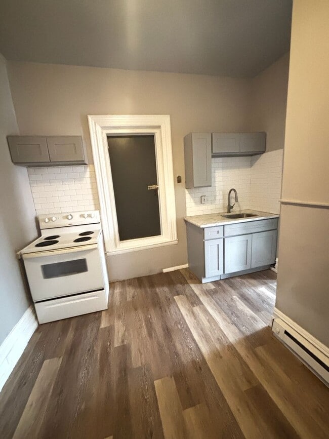 Building Photo - 620 W Chew St