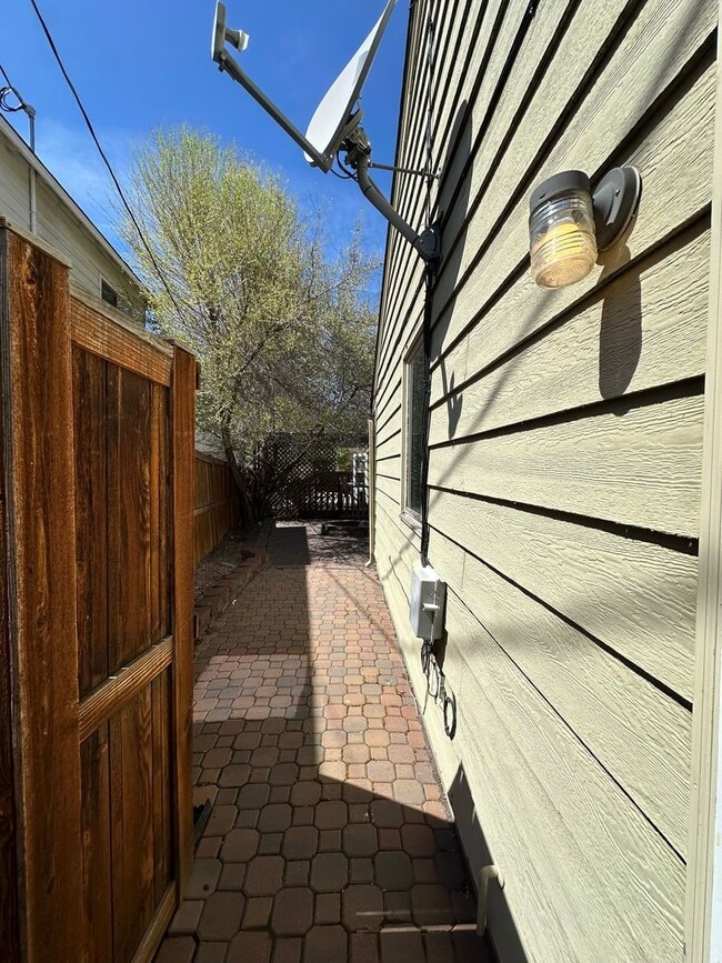 Building Photo - 245 NW Tumalo Ave