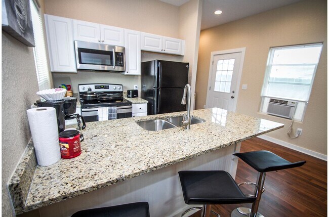Building Photo - Renovated 1BR/1BA Downtown Home