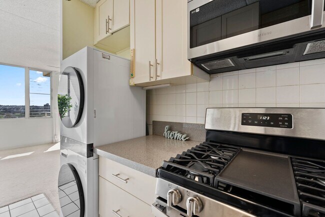 Building Photo - Punahou Pulelehua 2 Bedroom 1 Bathroom 1 Parking 7th Floor Condo Electric and Water Included w/ Rent