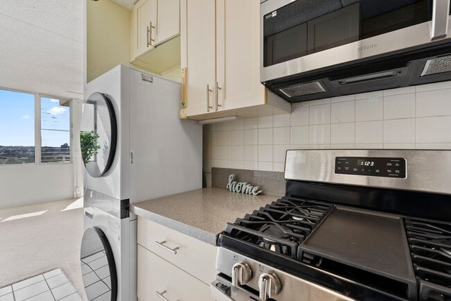 Building Photo - Punahou Pulelehua 2 Bedroom 1 Bathroom 1 Parking 7th Floor Condominium