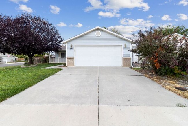 Building Photo - Wonderful 3 Bedroom Home with New Flooring...