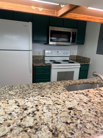 Building Photo - Room in Condo on Collegiate Cir