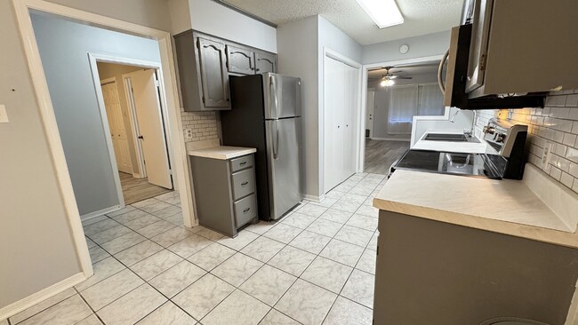 Building Photo - 204 Splane Dr