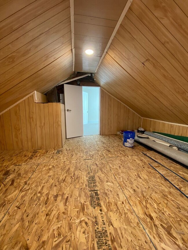 Building Photo - 452 W 10th Ave