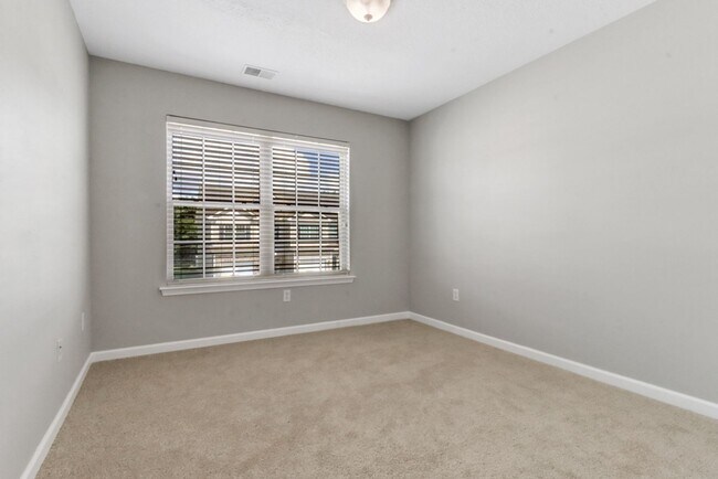 Building Photo - 3 Bed, 2. 5 Bath Like New Townhome in Richmond Hill