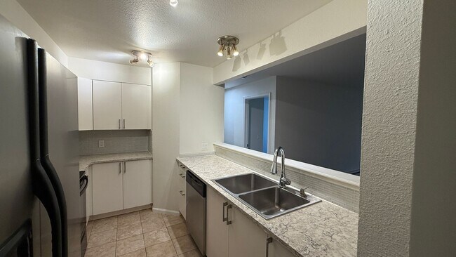 Building Photo - 2-Bedroom, 2-Bath Condo Near City Center i...
