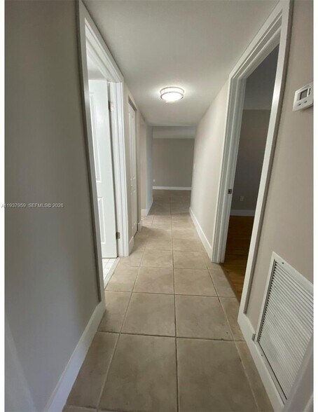 Building Photo - 10431 N Kendall Dr