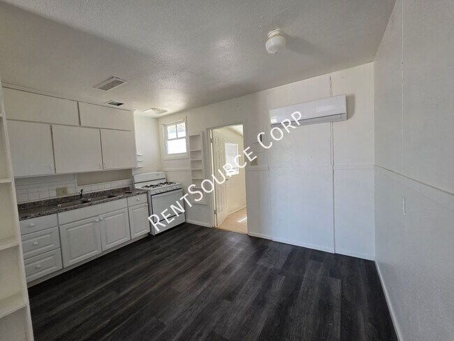 Building Photo - 250 Juniper St