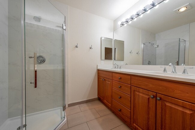 Building Photo - Beautifully Remodeled 2 Bed 2 Bath Redmond Condo!