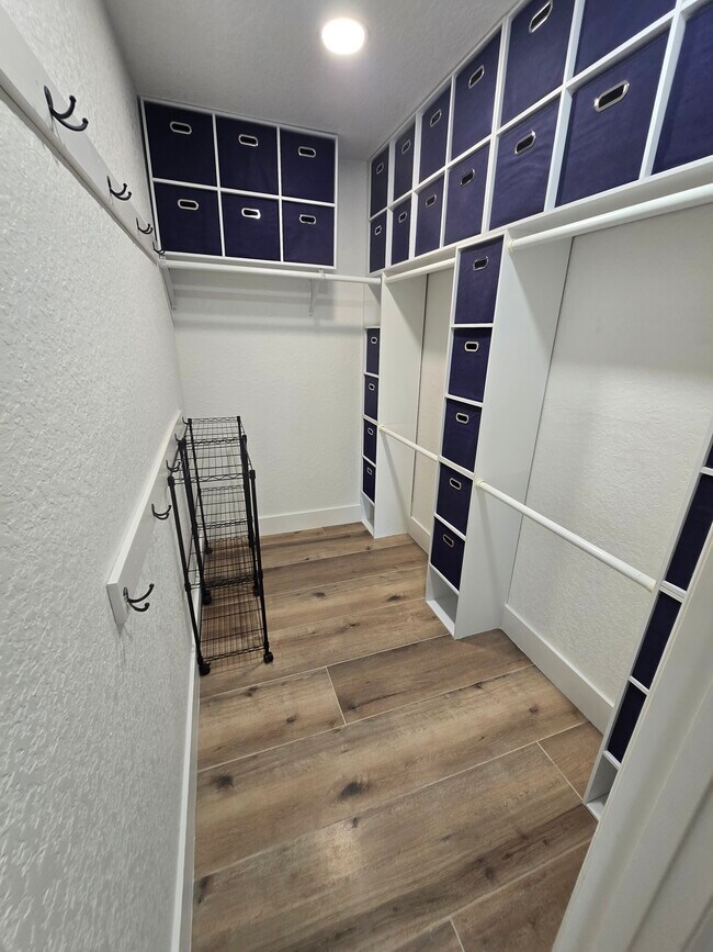 Building Photo - 383 Floral Dr