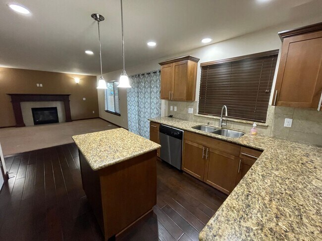 Building Photo - Gorgeous, Pet Friendly Home Close to Every...