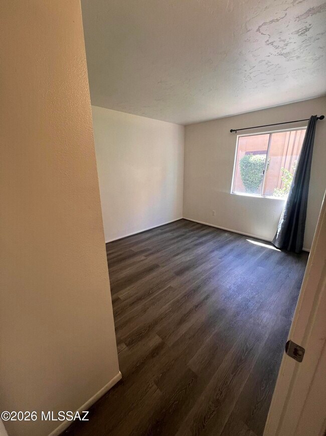 Building Photo - 1810 E Blacklidge Dr