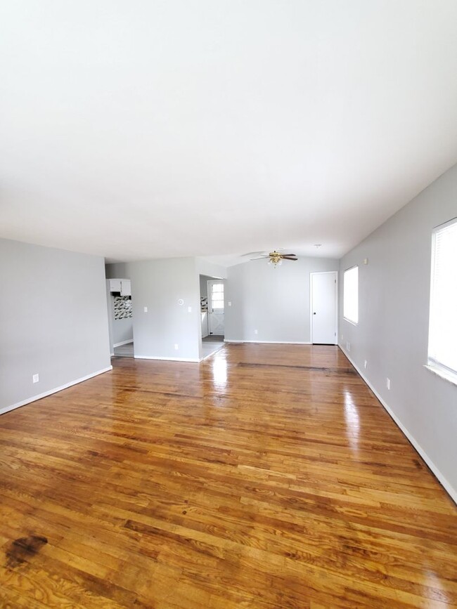 Building Photo - 3 BEDROOM SINGLE FAMILY HOME