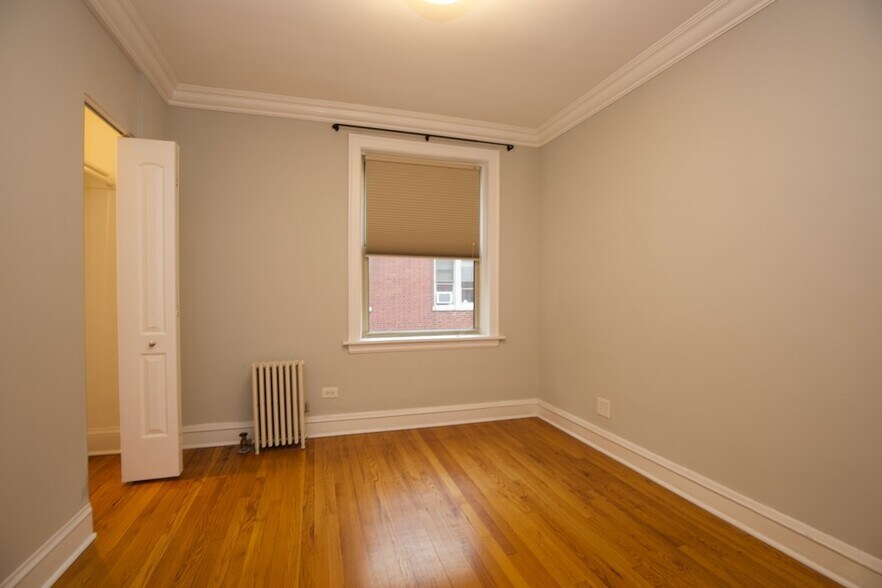 Building Photo - 450 W Surf St