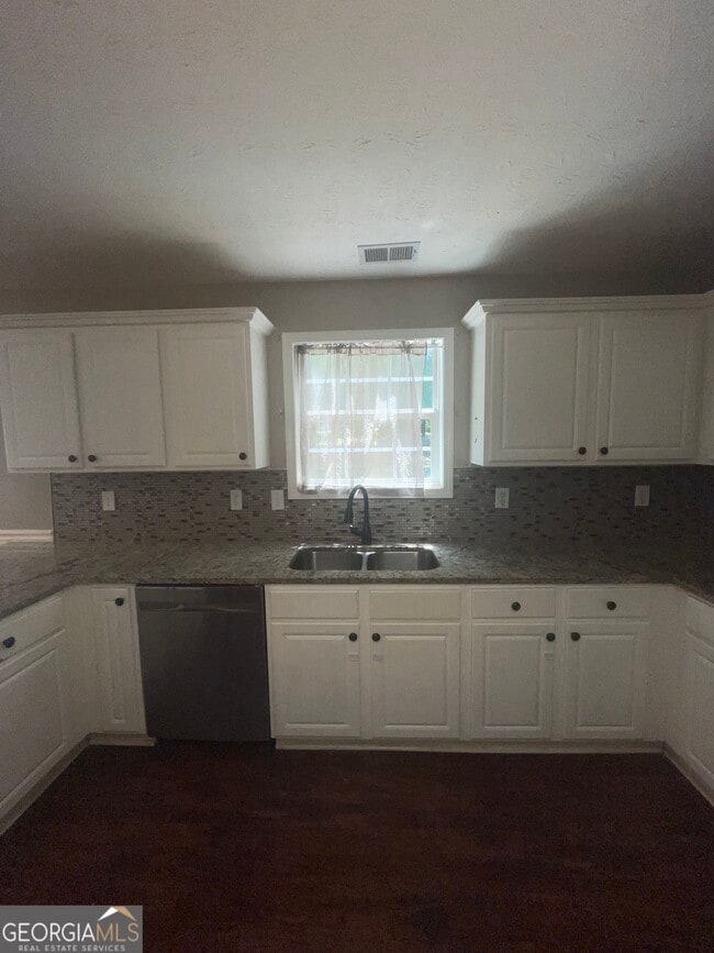 Building Photo - 102 Carolinas Way