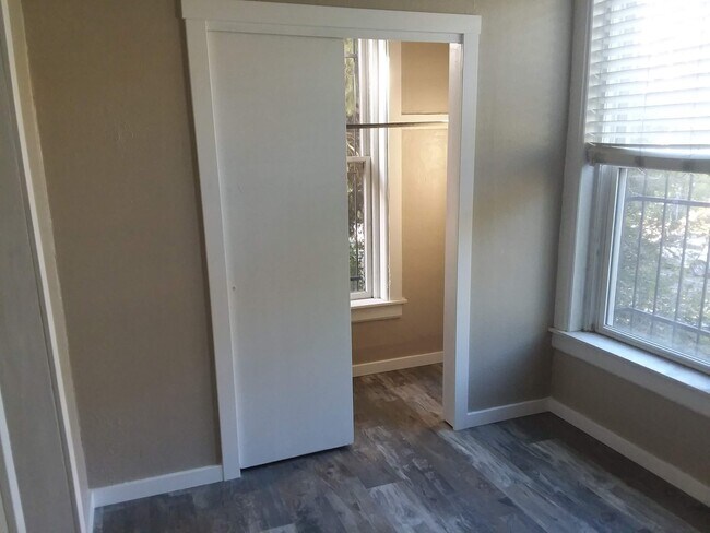 Building Photo - Cap Hil Adorable 1 Bedroom Available Now! ...