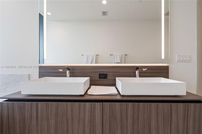 Building Photo - 1000 Brickell Plaza