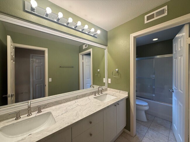 Building Photo - Spacious 3BR/2.5BA Home with Gated Communi...