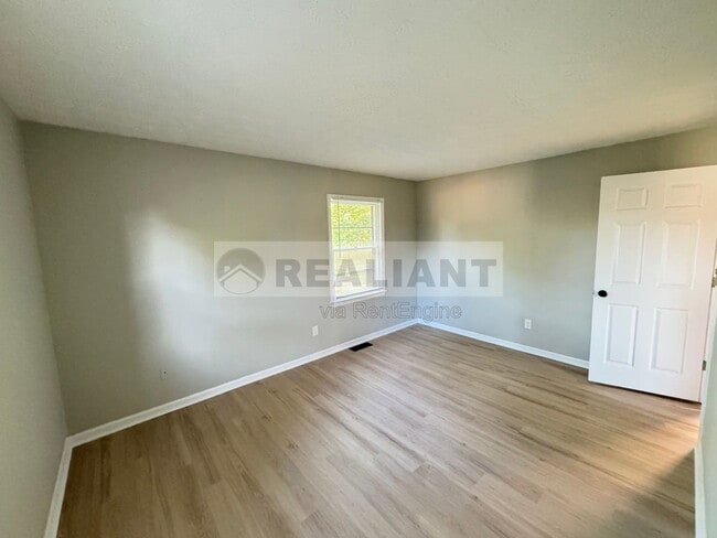 Building Photo - 105 Aster Pl