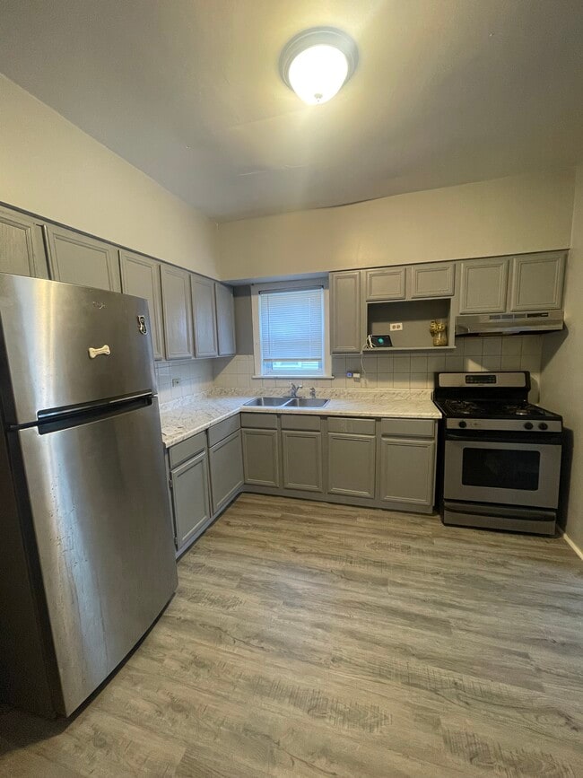 Kitchen - 6119 S Wood St