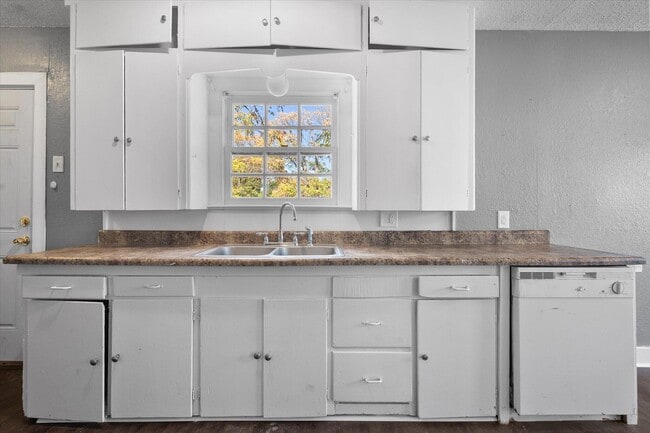 Building Photo - 2402 Avenue U