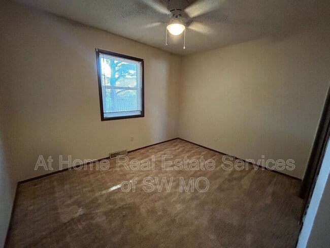 Building Photo - 621 Meadowview Dr