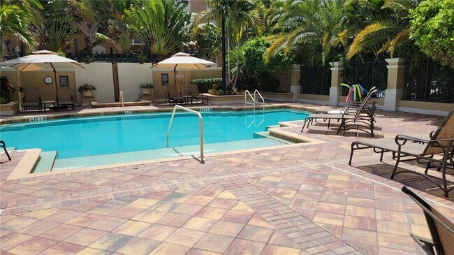 Building Photo - 1064 N Tamiami Trl